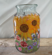 Zonnebloemen op glazen vaas